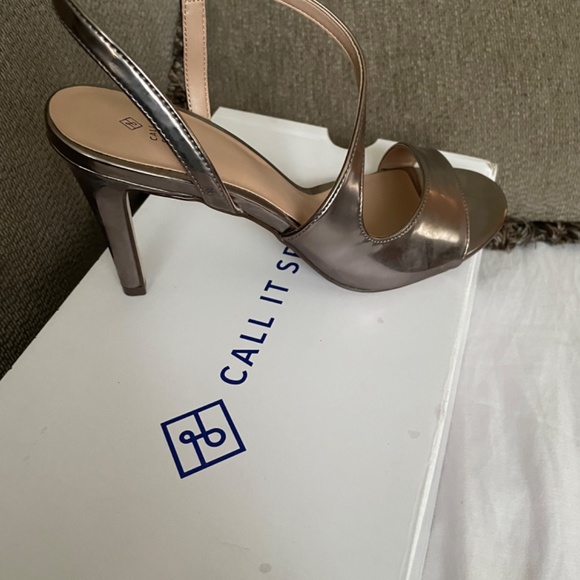 Shoes - Picture 4 of 9